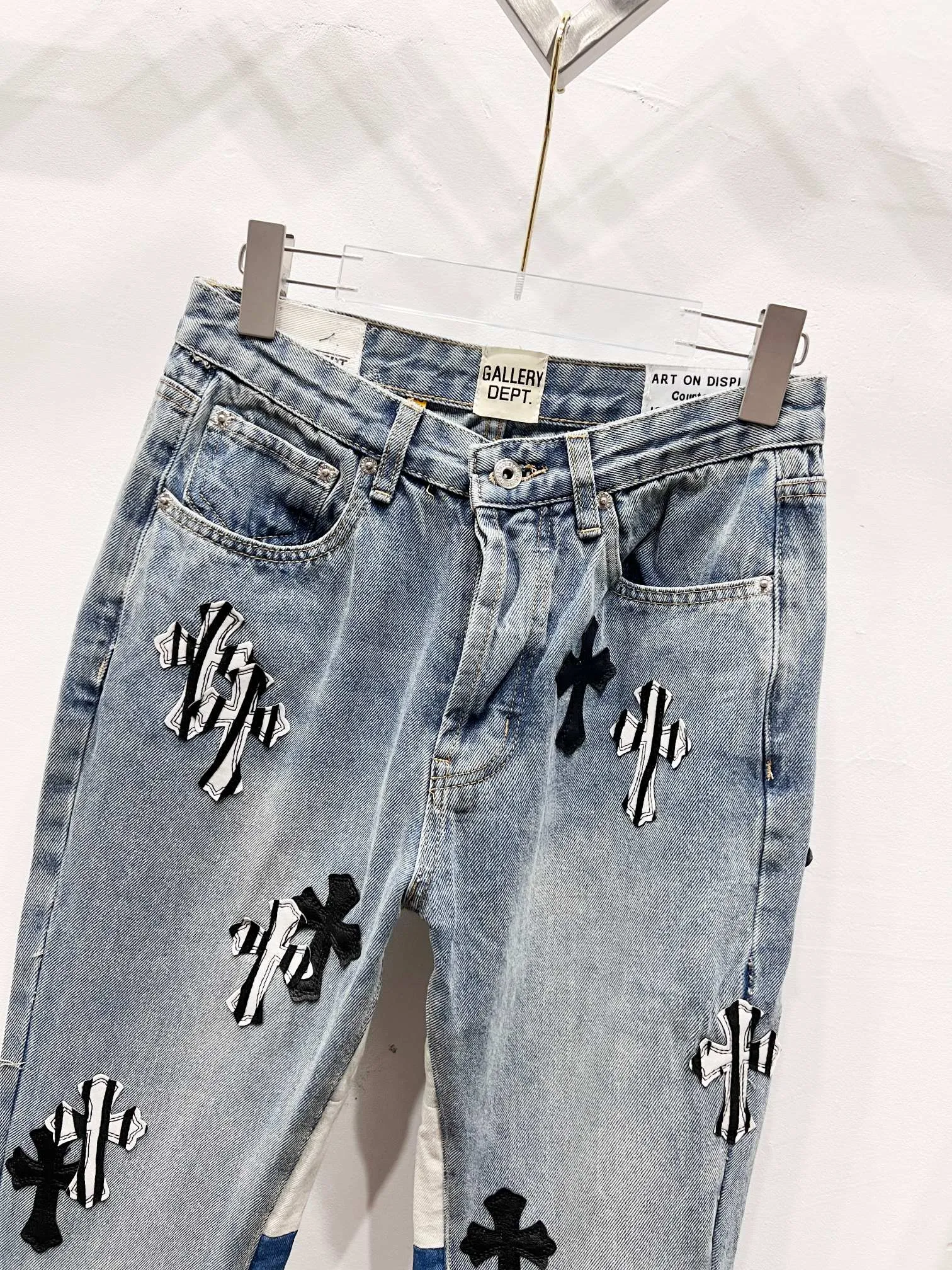 P290 Style number: (r021) GALLERY DEPT. ss25 limited edition zebra and large black leather micro-flared cross jeans. Styles with different wash textures are very friendly to people with thin legs and thick legs. The micro-flared version is very flattering to the leg shape. The moderate length is timeless and easy to match. It is the basis of various styles and a must-have in the wardrobe! The fabric is stiff but also makes the upper body soft without losing texture. The washing process is even more perfect. It is a must-have item for everyone! ! ! Washed wheat, hang tag, pants label, three labels complete Color: blue Size: 28-30-32-34-36